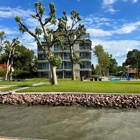 Platan Garden Koezvetlen Vizparti Apartman *